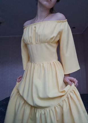 Нежное желтое платье с открытыми плечами♡