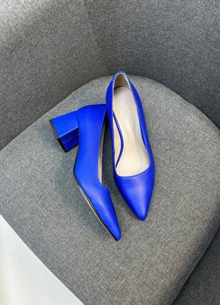 Яркие синие кожаные классические туфли лодочки на удобном каблуке6 фото