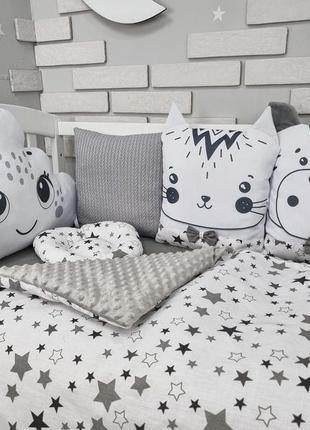 Комплект детского постельного с одеялом и бортами-игрушками на 4 стороны кровати 120х60см -серо-белы4 фото