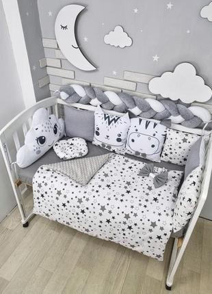 Комплект детского постельного с одеялом и бортами-игрушками на 4 стороны кровати 120х60см -серо-белы5 фото