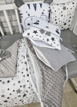 Комплект детского постельного с одеялом и бортами-игрушками на 4 стороны кровати 120х60см -серо-белы6 фото
