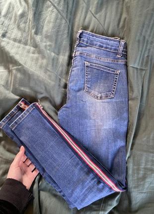 Женские джинсы с полоской1 фото