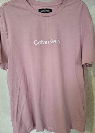 Крутая футболка от calvin klein