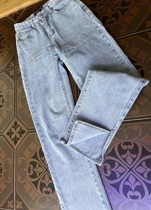 Новые прямые джинсы с разрезами1 фото