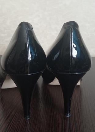 Классические черные лаковые туфли на каблуке.3 фото