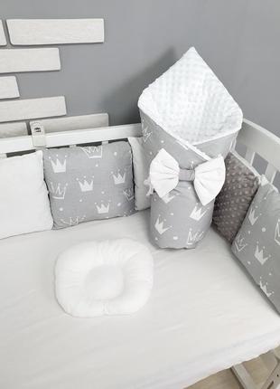 Комплект постельного  с одеялом-конвертом и бортиками на 3 стороны кроватки 120х60см короны на сером2 фото