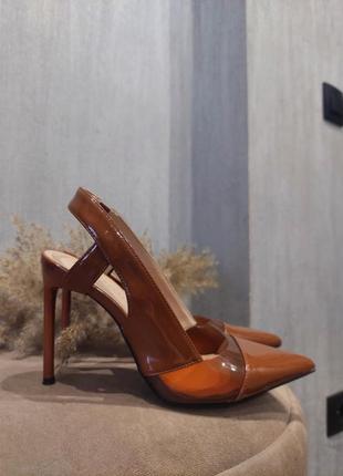 Туфлі слінгбеки з гострим носком та вініловими вставками від zara