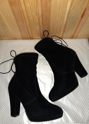 Чёрные бархатные деми ботиночки на каблуке сзади на шнурочках5 фото