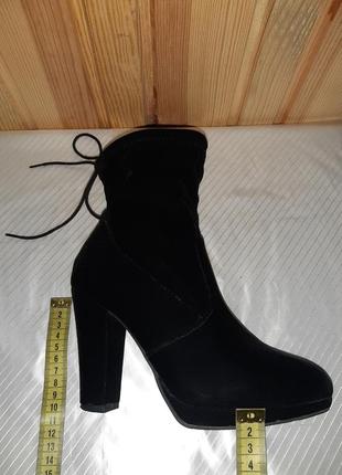 Чёрные бархатные деми ботиночки на каблуке сзади на шнурочках6 фото