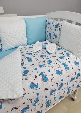 Комплект постельного  с одеялом-конвертом и бортиками на 3 стороны кроватки 120х60см - динозаврики6 фото