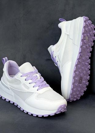 Легкие прогулочные женские светлые кроссовки, белые + фиолет в эко кожи с текстильной вставкой на ле