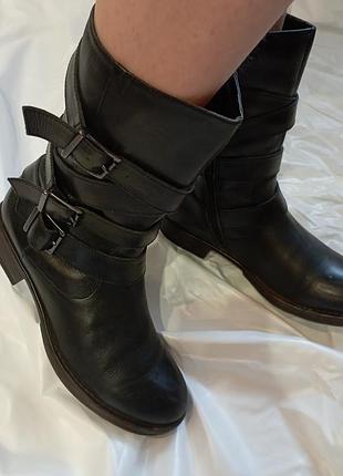 Шкіряні чоботи з пряжками