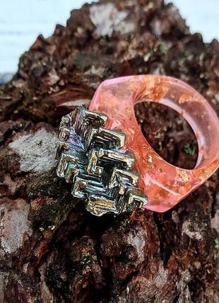 Радужное кольцо с натуральным висмутом1 фото