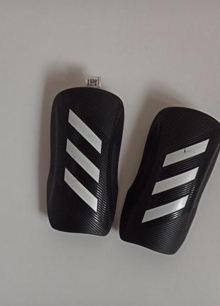 Спортивні щитки adidas