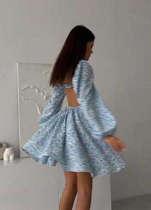 Легкое женственное платье с открытой спиной в цветочный принт4 фото