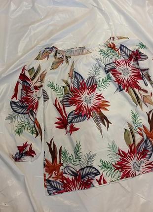 Літня яскрава блузка з квітами.2 фото