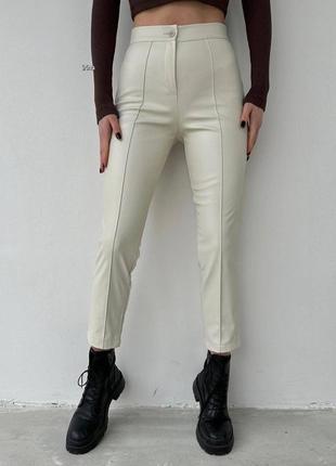 Якісні трендові шкіряні брюки жіночі приталені штани з декоративною строчкою1 фото