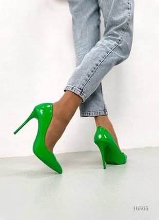 Зелені яскраві лаковані лакові туфлі човники на високій тонкій шпильці з гострим носом лак8 фото