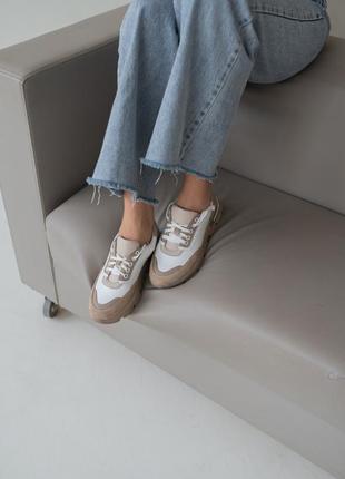 Светлые женские кожаные кроссовки с замшевыми вставками4 фото