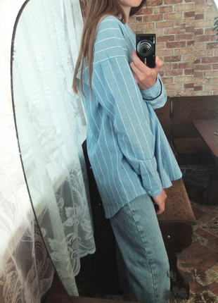 Женская свободная рубашка голубого цвета в полоску2 фото
