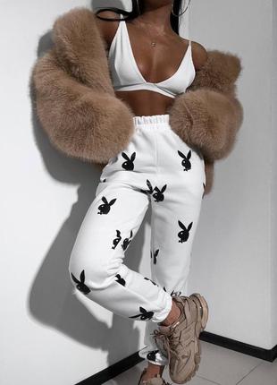 Теплые женские объемные брюки джоггеры с принтом зайчик плейской стильные на флисе2 фото
