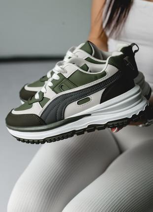Стильные зеленые кроссовки
