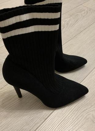 Чоботи шкарпетки на шпильці