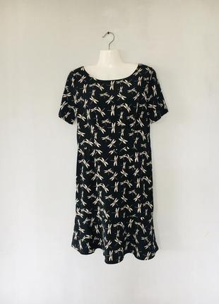 Платье миди из легкой ткани в стрекозы с открытой спинкой и воланом