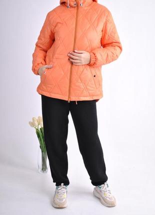 Оранжевая легкая куртка с капюшоном9 фото