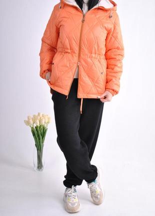Оранжевая легкая куртка с капюшоном4 фото