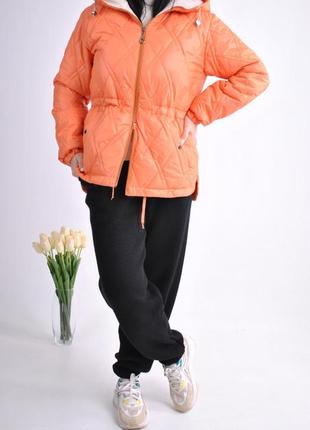 Оранжевая легкая куртка с капюшоном3 фото