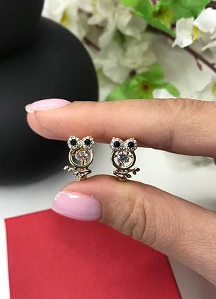 Стильные серьги в позолоте с камушками