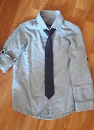 Фирменная рубашка с галстуком.