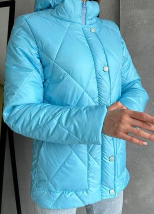 Куртка стёганая с капюшоном с поясом на кнопках и молнии весенняя осенняя короткая черная мокко бежевая голубая малиновая зелёная парка ветровка5 фото