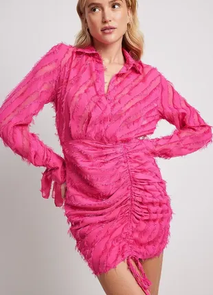 Новое акцентное розовое платье на затяжках