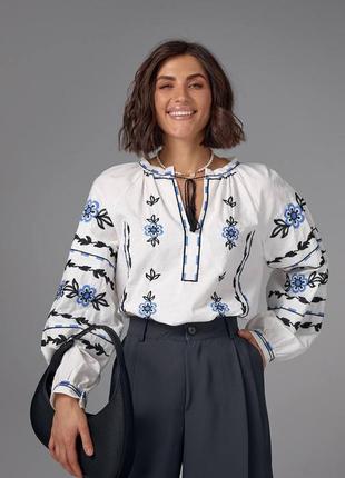 Жіноча якісна біла українська вишиванка, вишита сорочка блуза в квіти