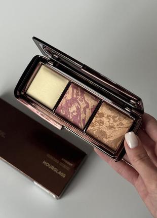 Палетка для лица финишная пудра румяна сияющий бронзер luminous bronze light hourglass ambient lighting edit palette - diffused edit