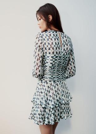 Короткое металлизированное платье с принтом4 фото