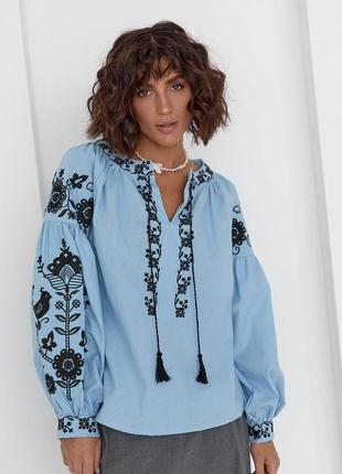 Жіноча якісна блакитна українська вишиванка, вишита сорочка блуза в квіти, блузка2 фото