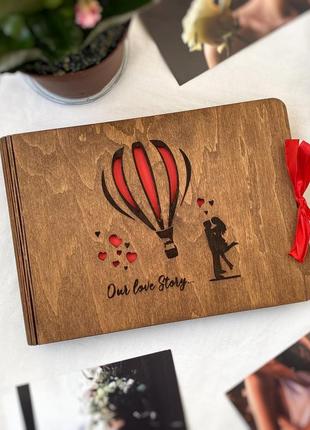 Дерев'яний фотоальбом для закоханих з повітряною кулею "our love story" | фотоальбом з паперовими сторінками код/артикул 182