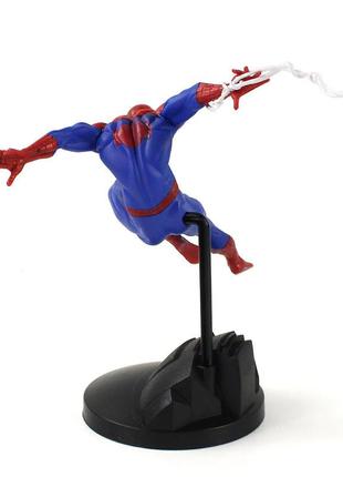 Фигурка человек паук на подставке. фигурка из комиксов spider man 19 см. игрушка спайдер мэн в коробке3 фото
