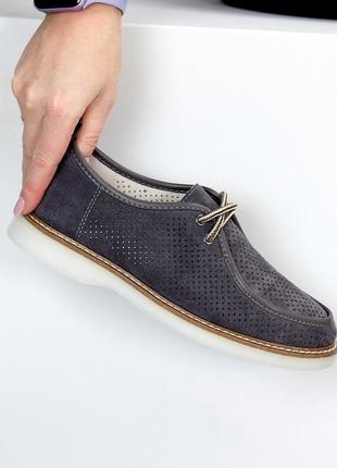 Туфли - мокасины цвета графит на шнуровке с сквозной перфорацией3 фото