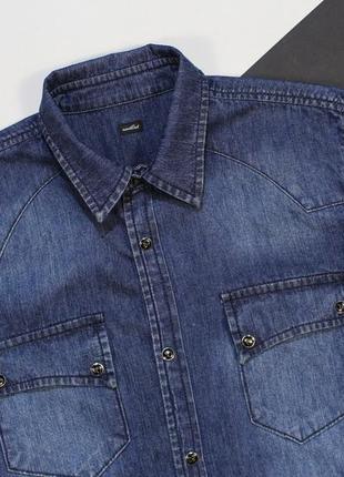 Топова приталена джинсова сорочка з красивими заклепками від vailent