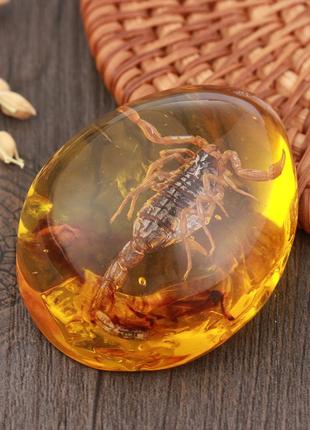Скорпион в янтаре 5.5*4 см янтарный камень с насекомым, инклюзы в янтаре, имитация янтаря