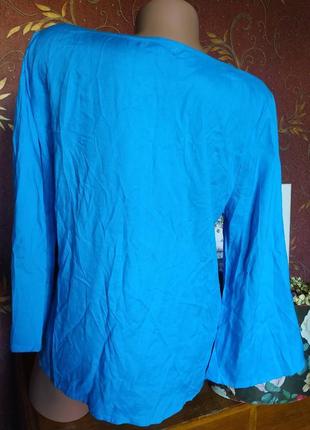 Голубая асимметричная блуза с цветочной вышивкой от jovie6 фото