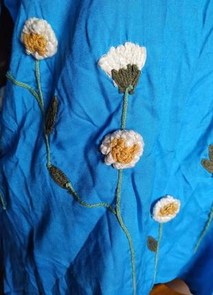 Голубая асимметричная блуза с цветочной вышивкой от jovie4 фото