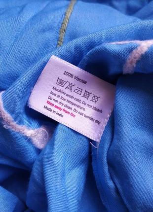 Голубая асимметричная блуза с цветочной вышивкой от jovie8 фото