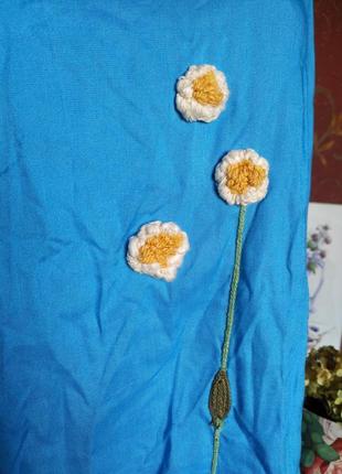 Голубая асимметричная блуза с цветочной вышивкой от jovie3 фото