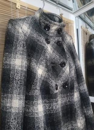 Приталений жіноче пальто в клітинку