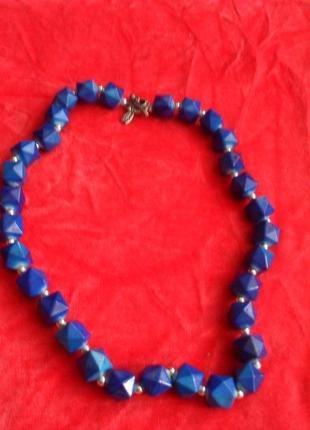 Бусы синие.